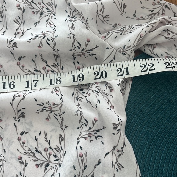 NWT H&M button down shirt size 6
Beautiful print. Excellent Condition 
#49 - Picture 4 of 9